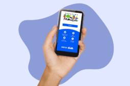 Celular com app para fazer consulta ao extrato Bolsa Família