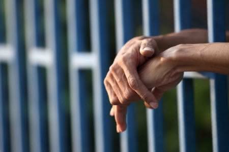 O auxílio reclusão é um benefício pago à família do detento.