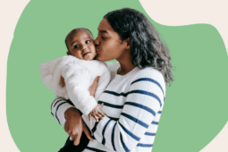 Mulher segurando o filho