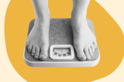 Criança pesando na balança