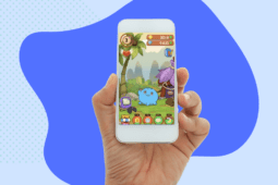 Celular com jogo de bichinho na tela