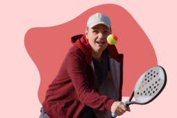 Homem jogando beach tennis