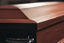 O que a Bíblia diz sobre sonhar com caixão fechado