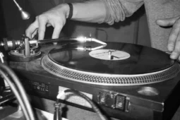 Pessoa trabalhando como DJ